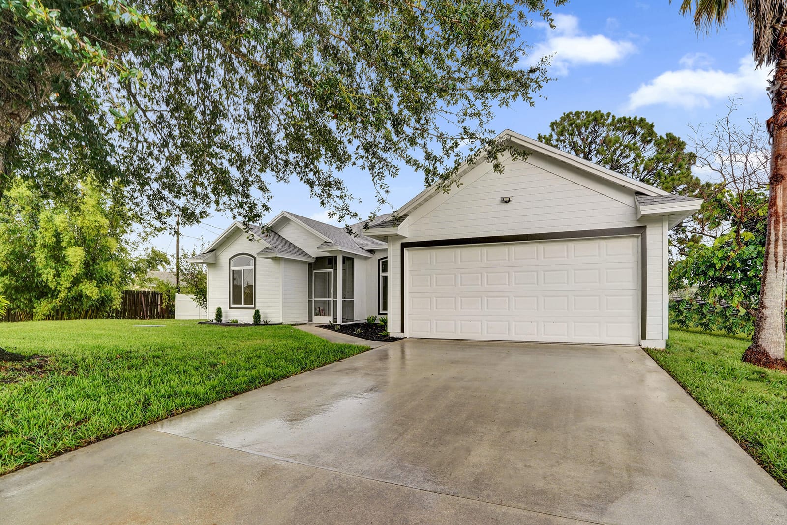 1237 SW Edinburgh Drive — photo 3
