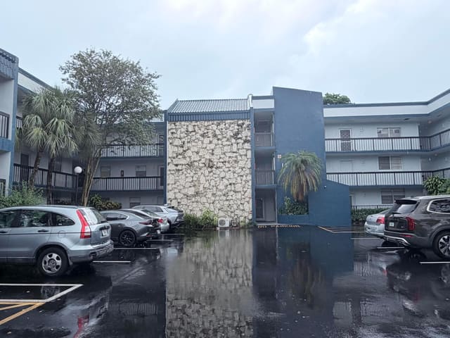 3090 HOLIDAY SPRINGS Boulevard 105, Margate, FL 33063