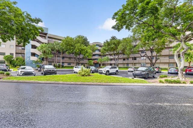 1000 COLONY POINT Circle 108, Pembroke Pines, FL 33026
