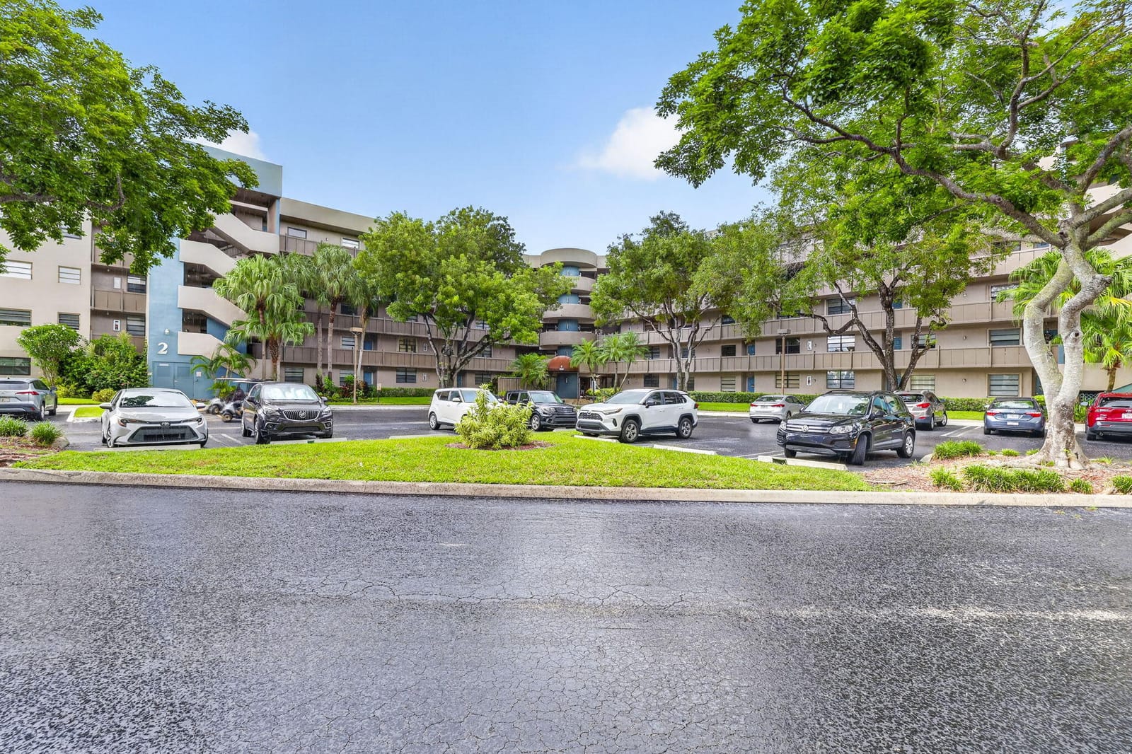 1000 COLONY POINT Circle 108, Pembroke Pines, FL 33026
