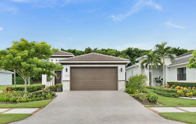 528 SE Fascino Circle SE, Port St. Lucie, FL 34984