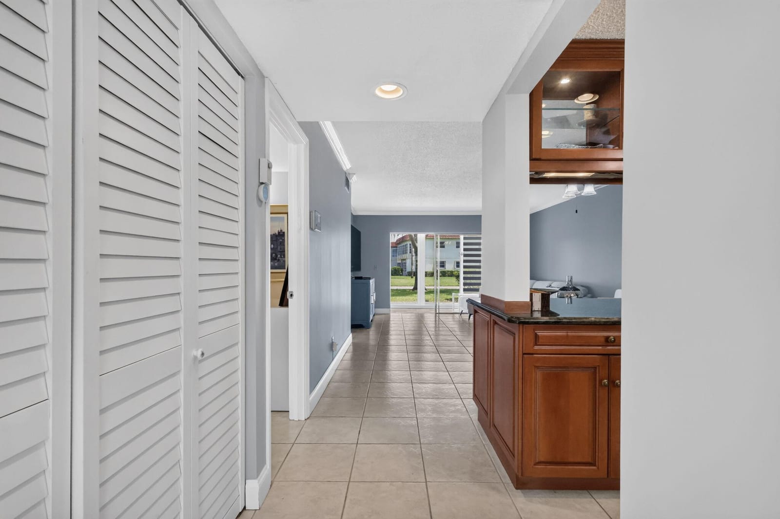 22 ABBEY Lane 101 — photo 3