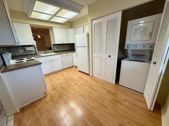 2212 S CYPRESS BEND Drive 303, Pompano Beach, FL 33069