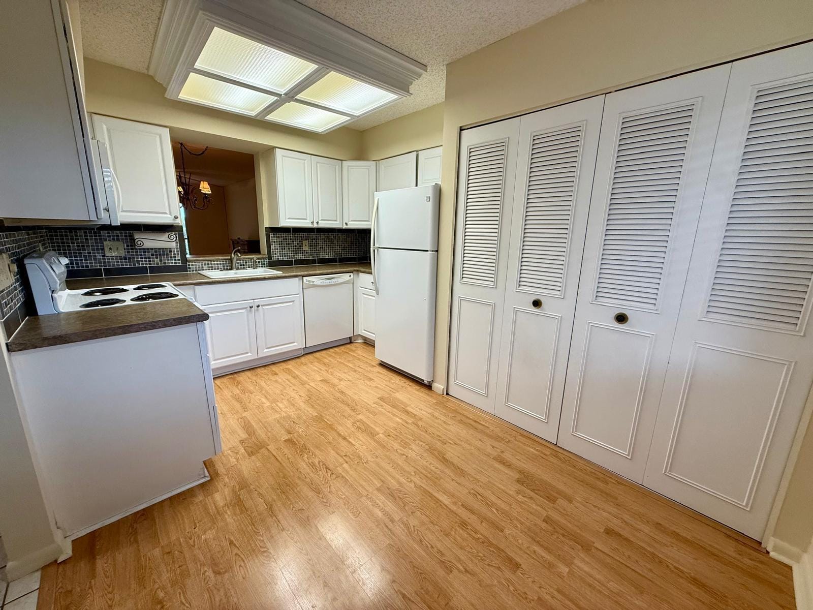 2212 S CYPRESS BEND Drive 303 — photo 2
