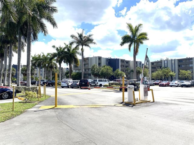 10000 NW 80 Court 2537, Hialeah Gardens, FL 33016