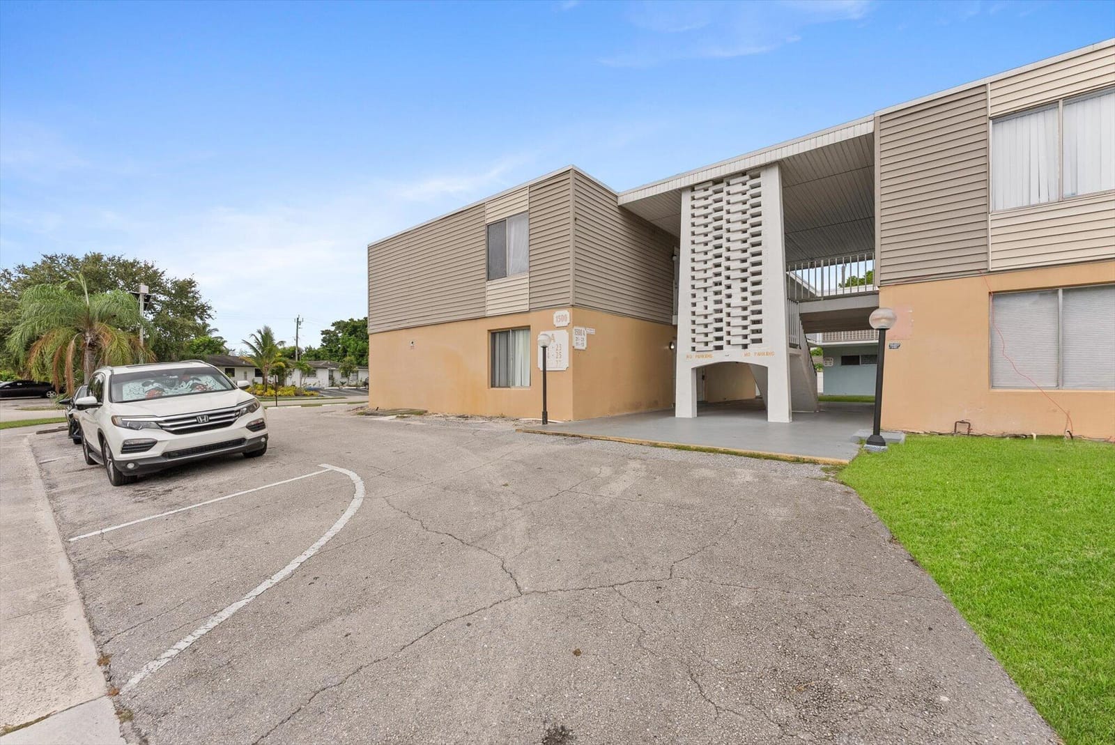 1500 CRESCENT Circle A14 — photo 2