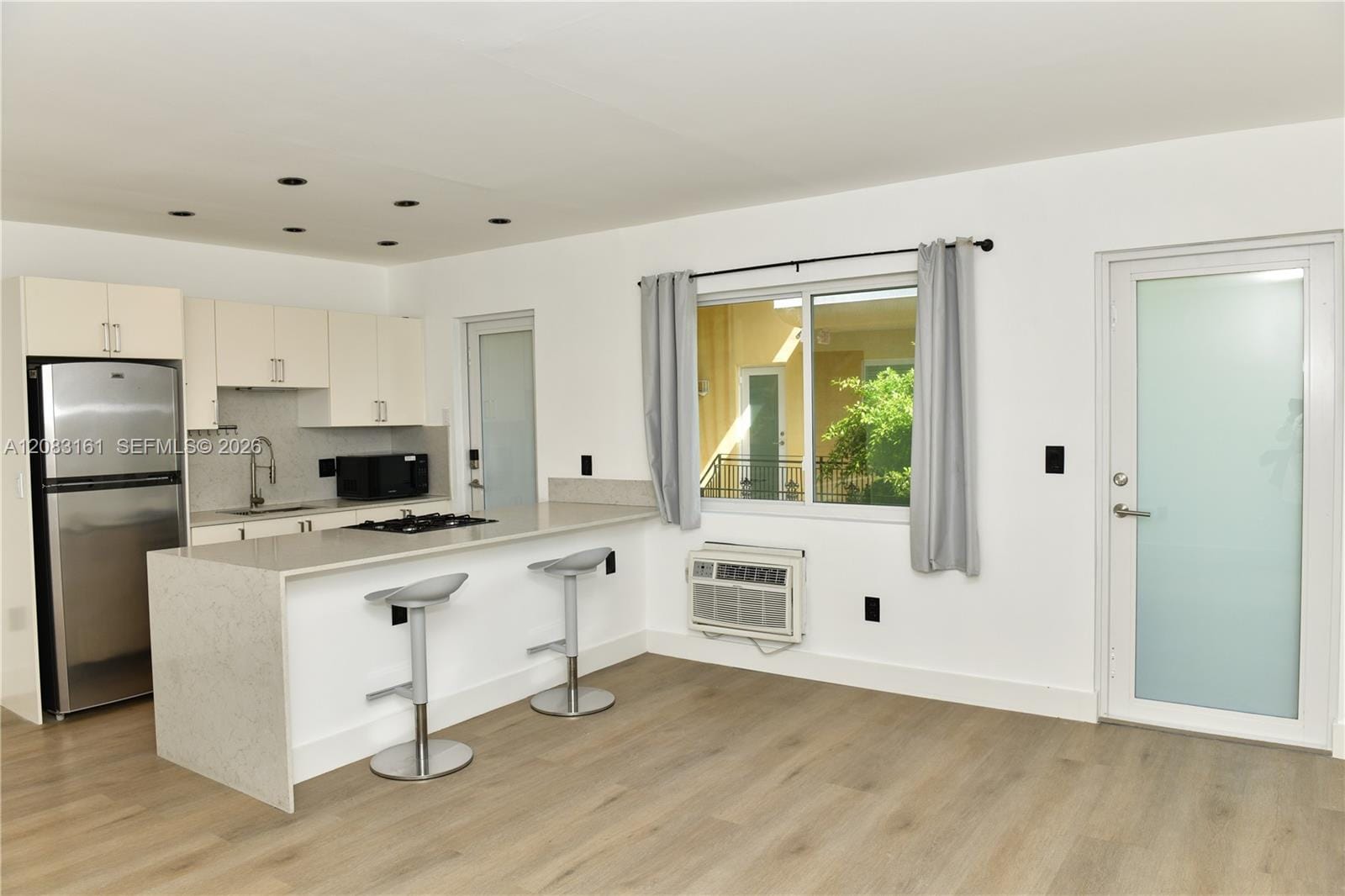 65 Washington Avenue 25, Miami Beach, FL 33139 photo 2