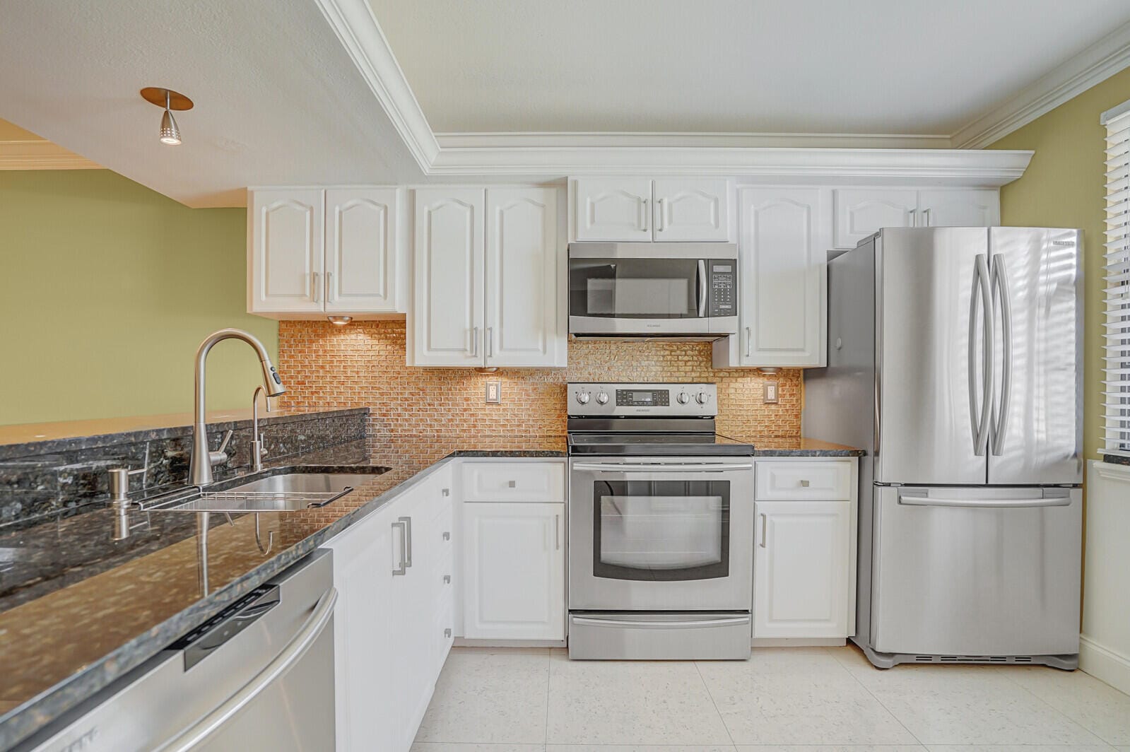 6073 BALBOA Circle 105 — photo 3