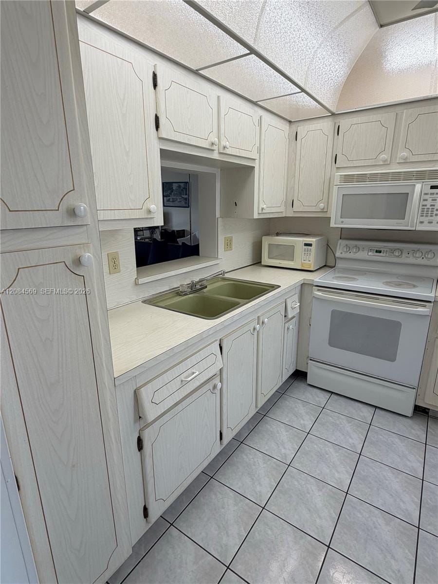319 NE 14th Avenue 505, Hallandale Beach, FL 33009 photo 3
