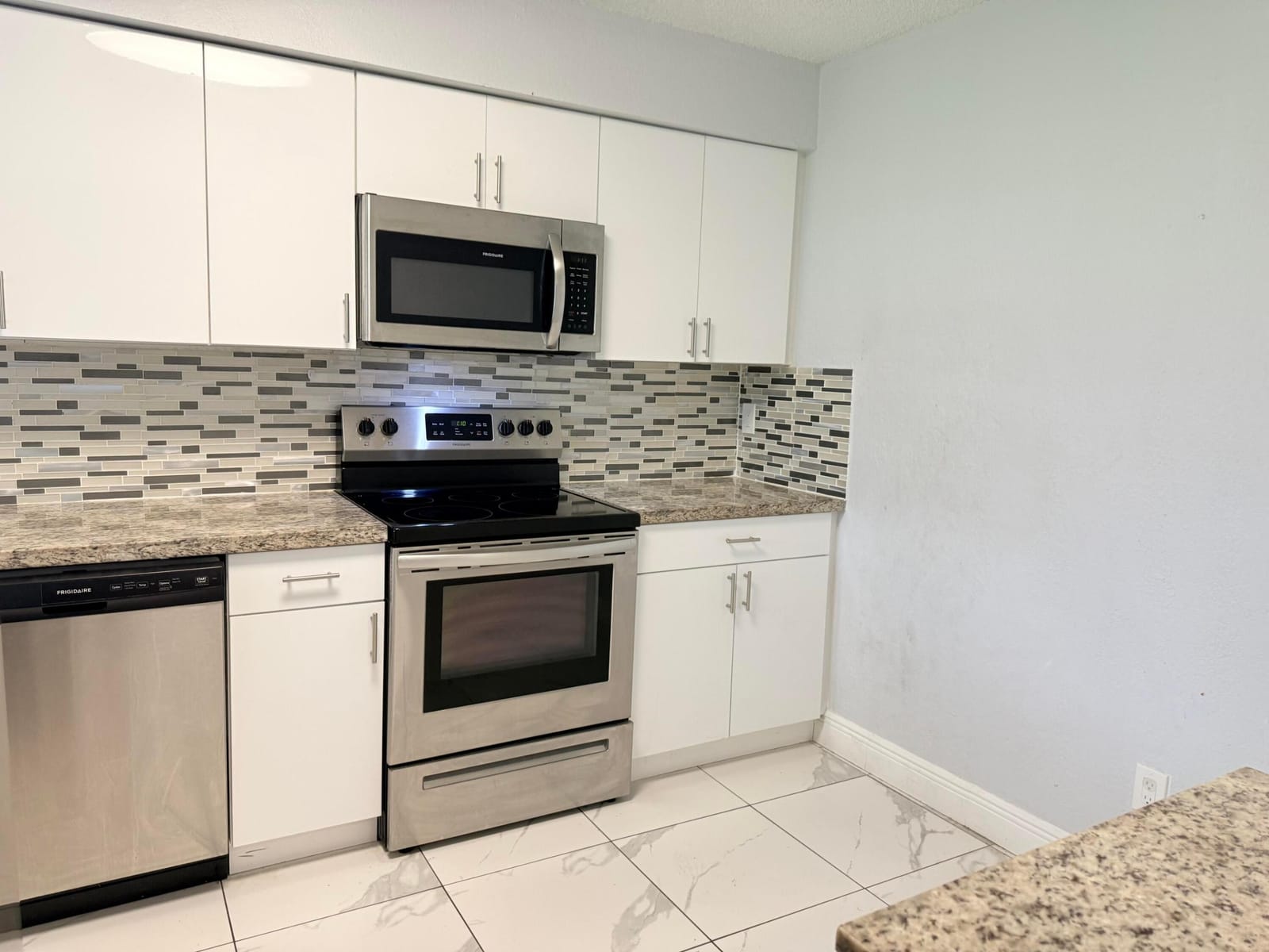 1104 RIVERSIDE Drive — photo 3