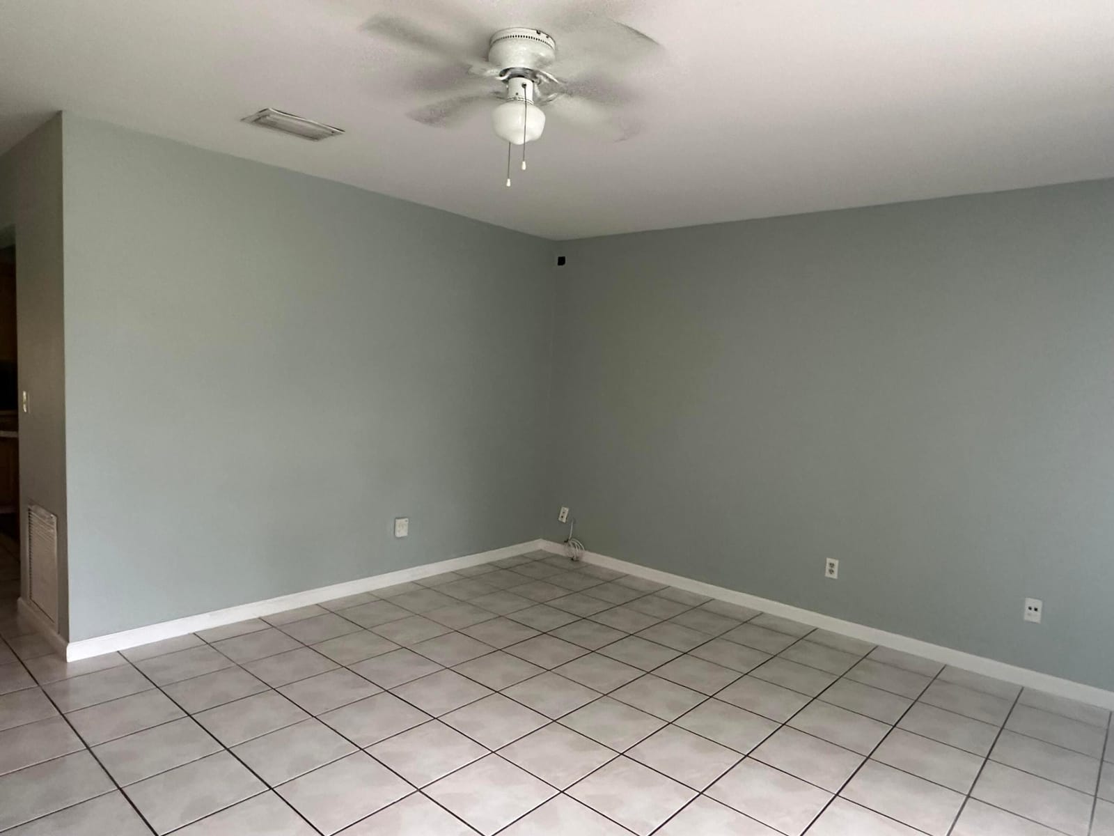 258 SW Bridgeport Drive — photo 2