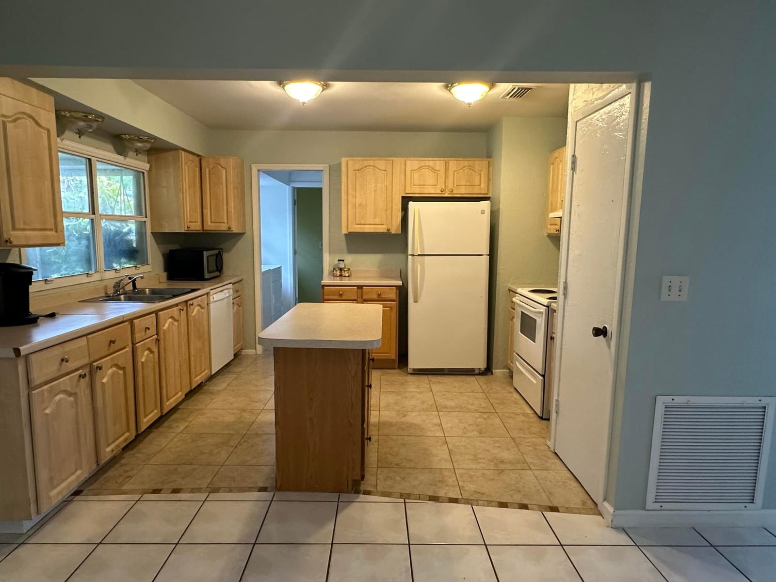 258 SW Bridgeport Drive — photo 3