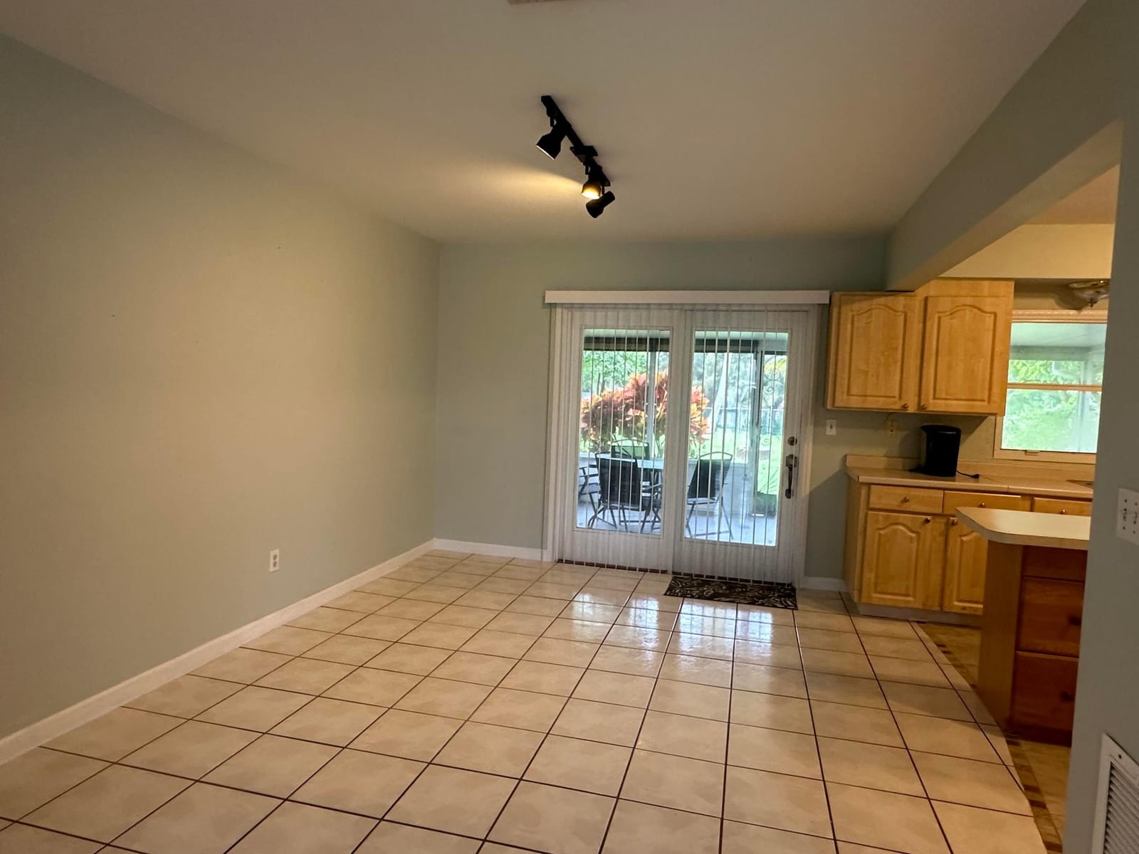 258 SW Bridgeport Drive — photo 4