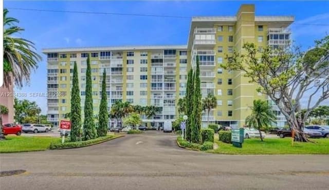 4400 Hillcrest Drive 300-B, Hollywood, FL 33021