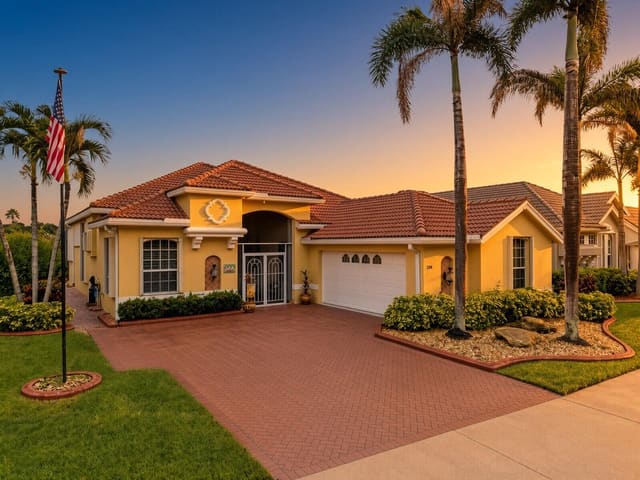 688 SW Lake Charles Circle, Lake Charles, Port St. Lucie, FL