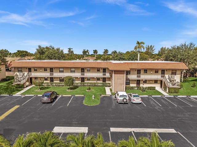 21904 LAKE FOREST Circle 202, Boca Raton, FL 33433