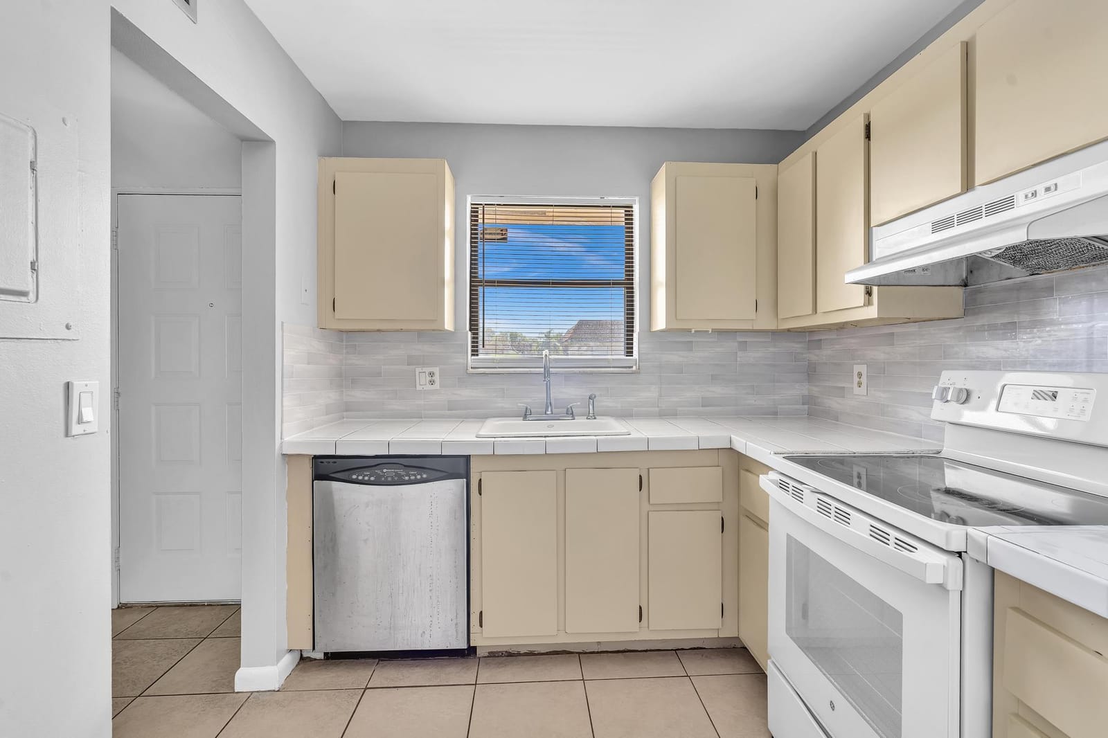 21904 LAKE FOREST Circle 202 — photo 4