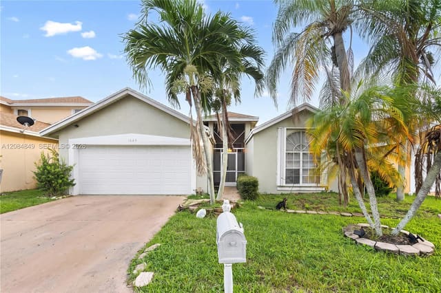 1065 W Fairfax Circle W, Boynton Beach, FL 33436