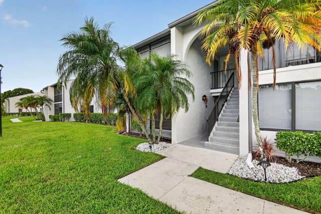 1002 GREEN PINE Boulevard C1, West Palm Beach, FL 33409