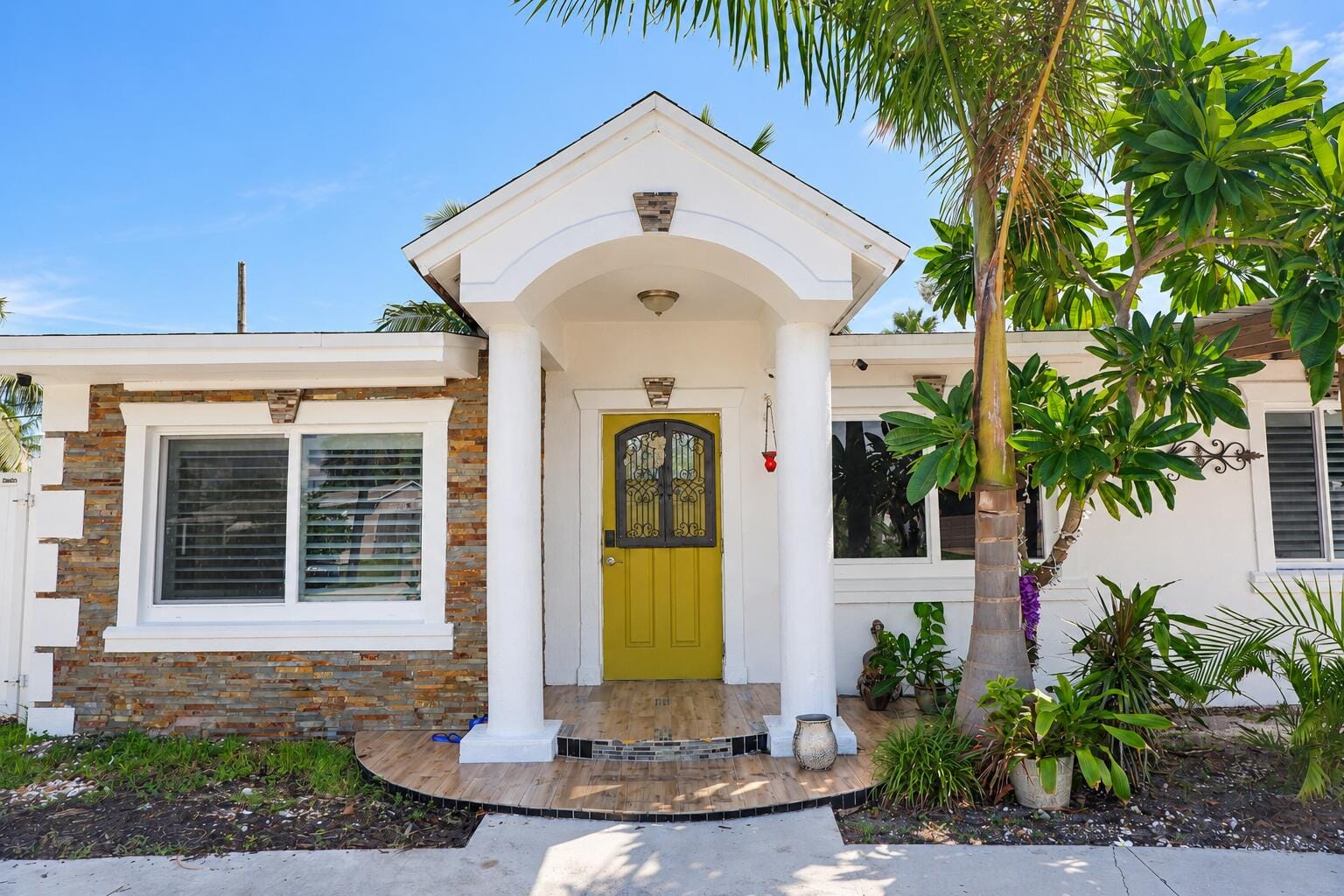 2574 NE 14TH Terrace, Pompano Beach, FL 33064 - photo 1 of 17