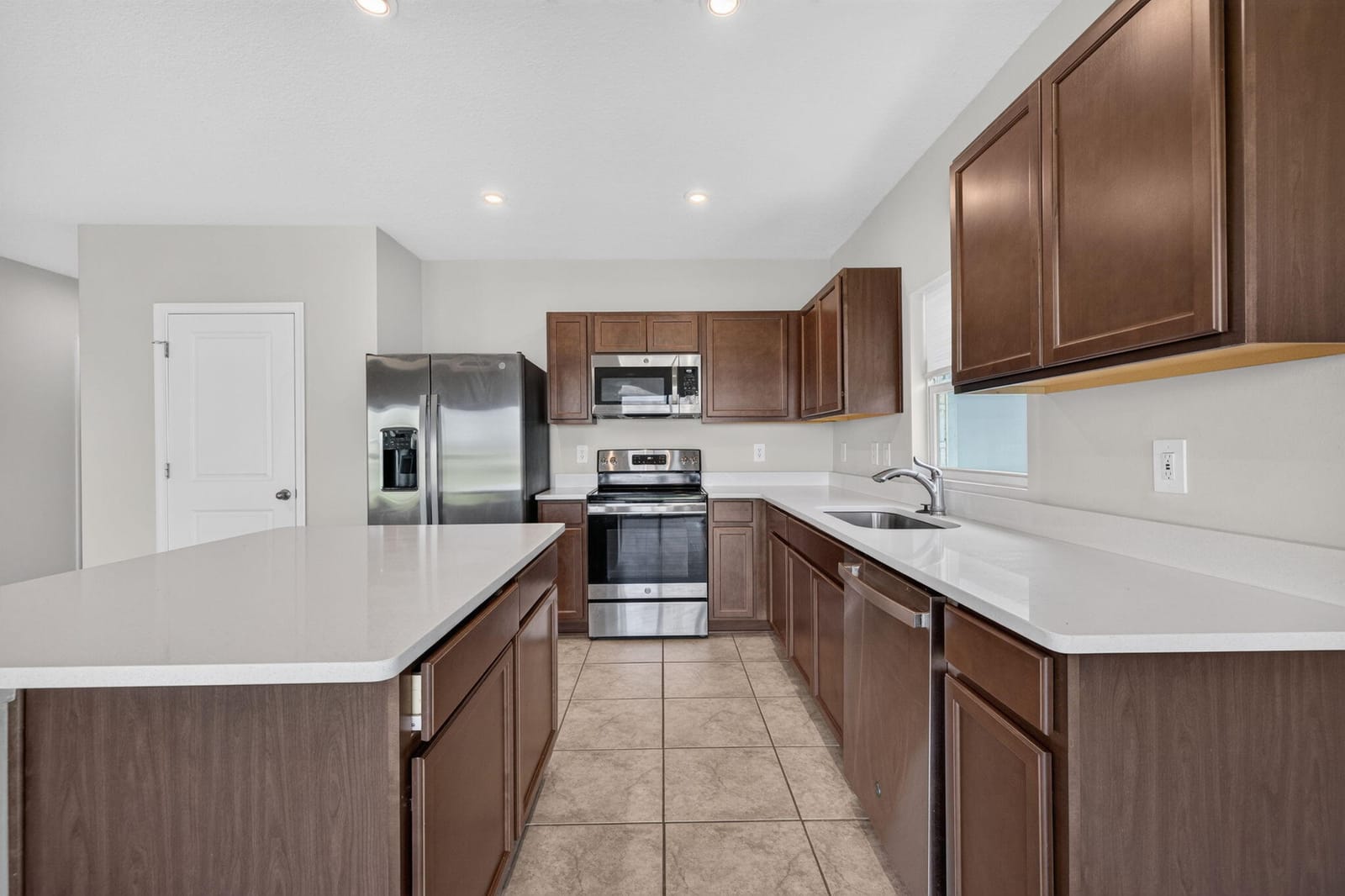 501 CHERIMOYA Street — photo 11