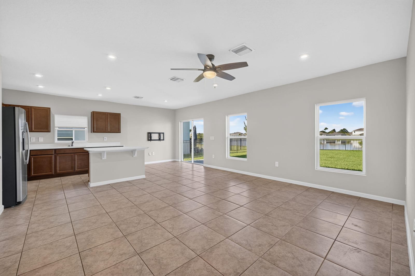 501 CHERIMOYA Street — photo 4