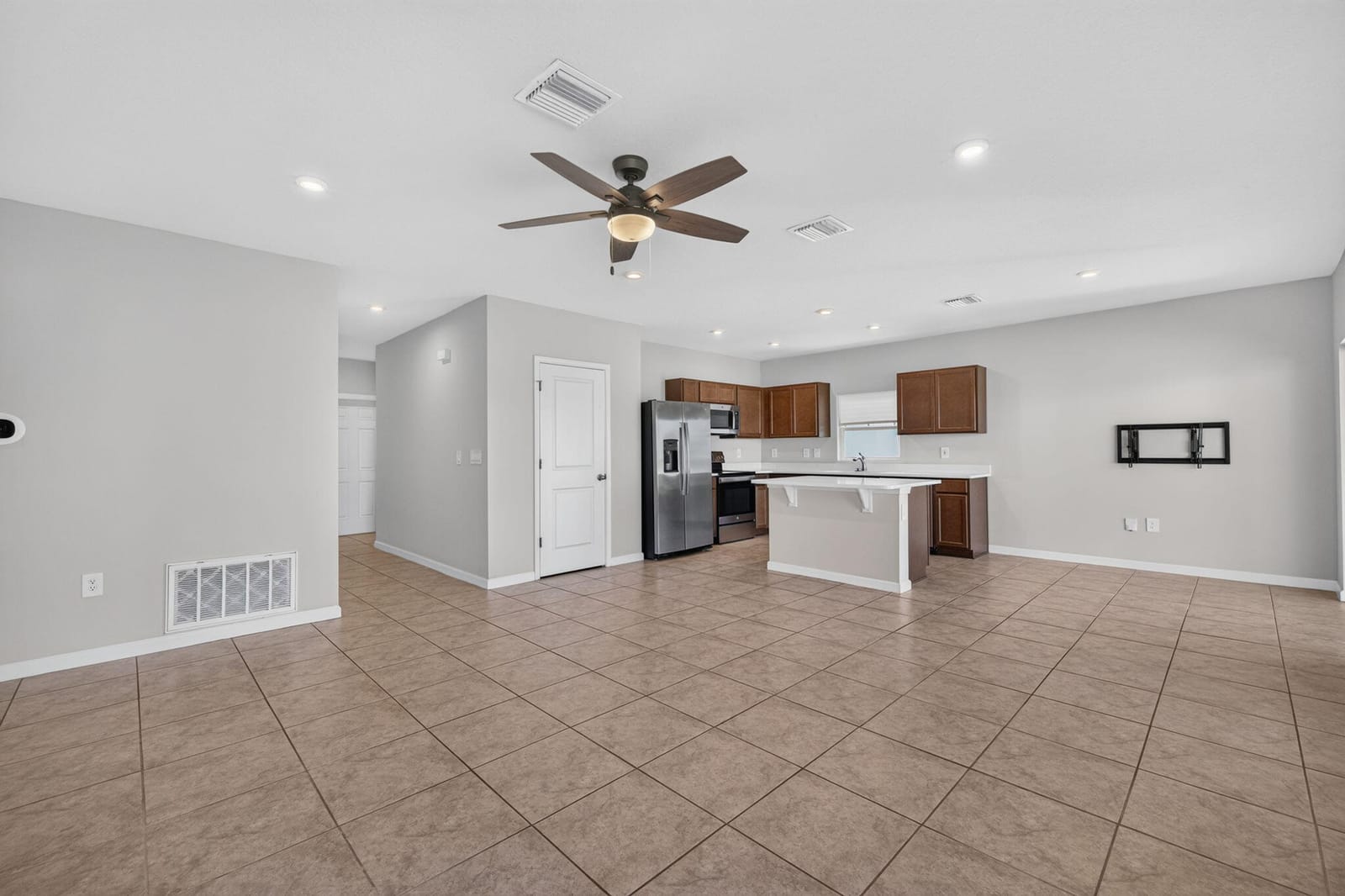 501 CHERIMOYA Street — photo 5