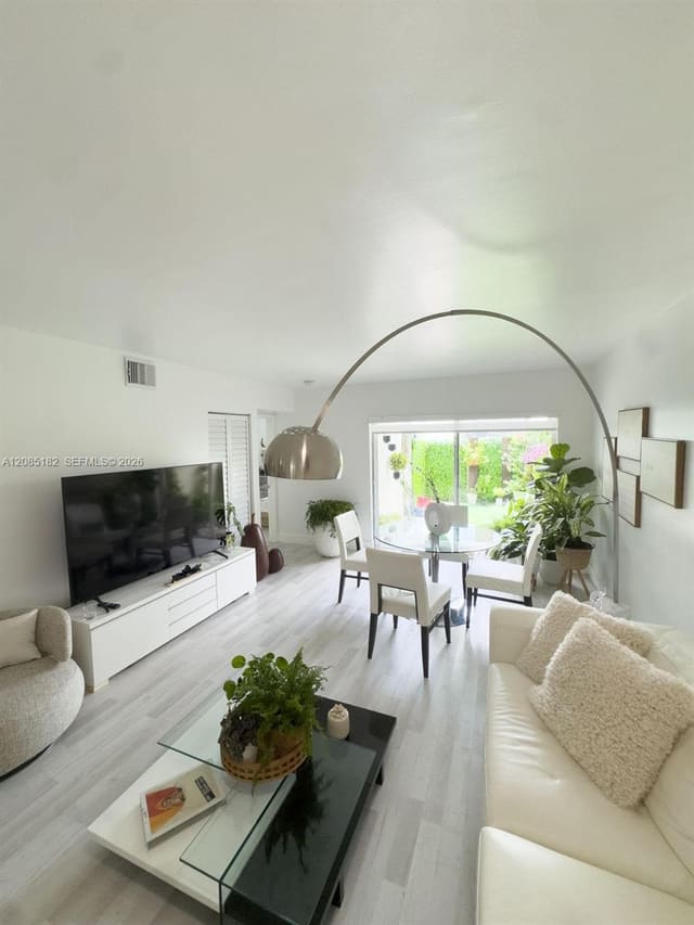 1112 NW 125th Place 102, Miami, FL 33182