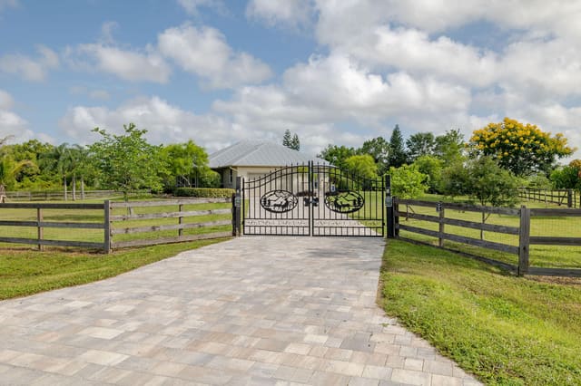 19005 SW GREY FOX Trail, Indiantown, FL 34956