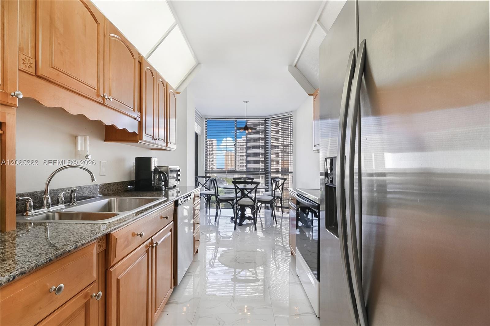 1000 W Island Boulevard 1404 — photo 11