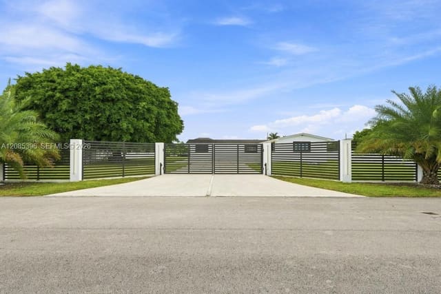 100 NW 120th Avenue, Miami, FL 33182