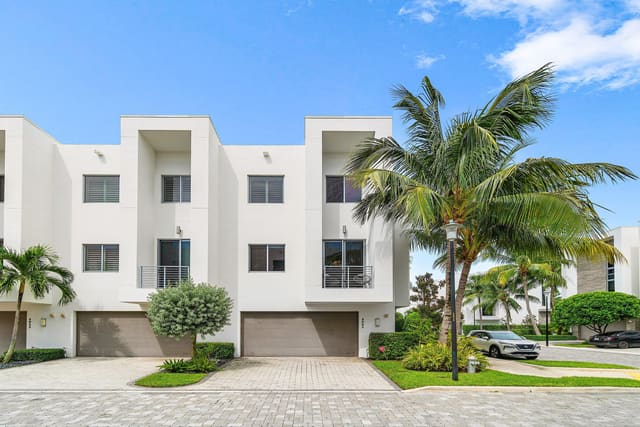 4053 NW 17th Way, Boca Raton, FL 33431