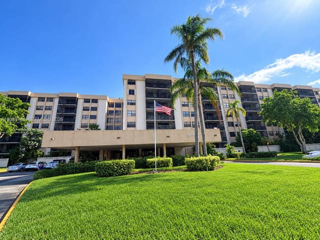900 NE 195th Street 703, Miami, FL 33179