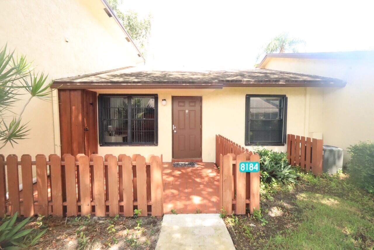8184 SE VILLA Way — photo 2