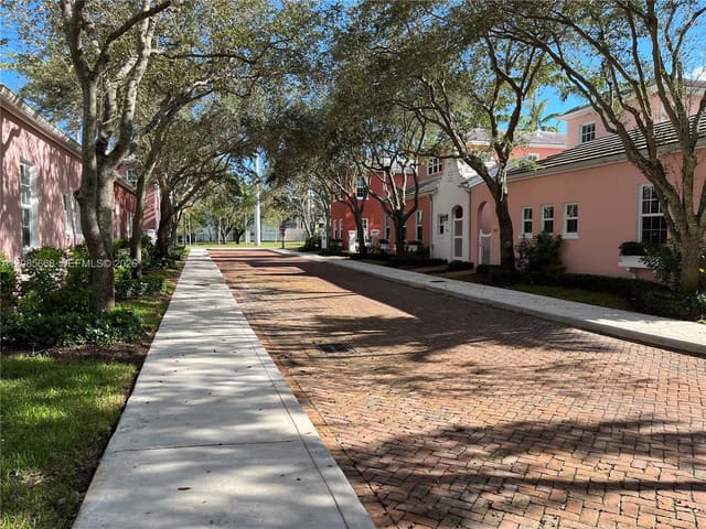 570 Loretto Avenue 10, Coral Gables, FL 33146