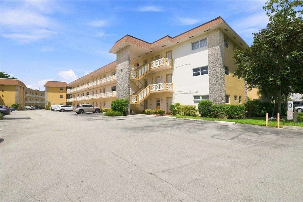 5121 W OAKLAND PARK 109 — photo 2