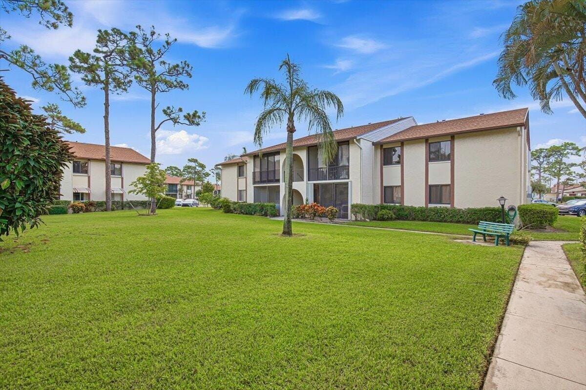 331 KNOTTY PINE Circle D-2, Greenacres, FL 33463 photo 2
