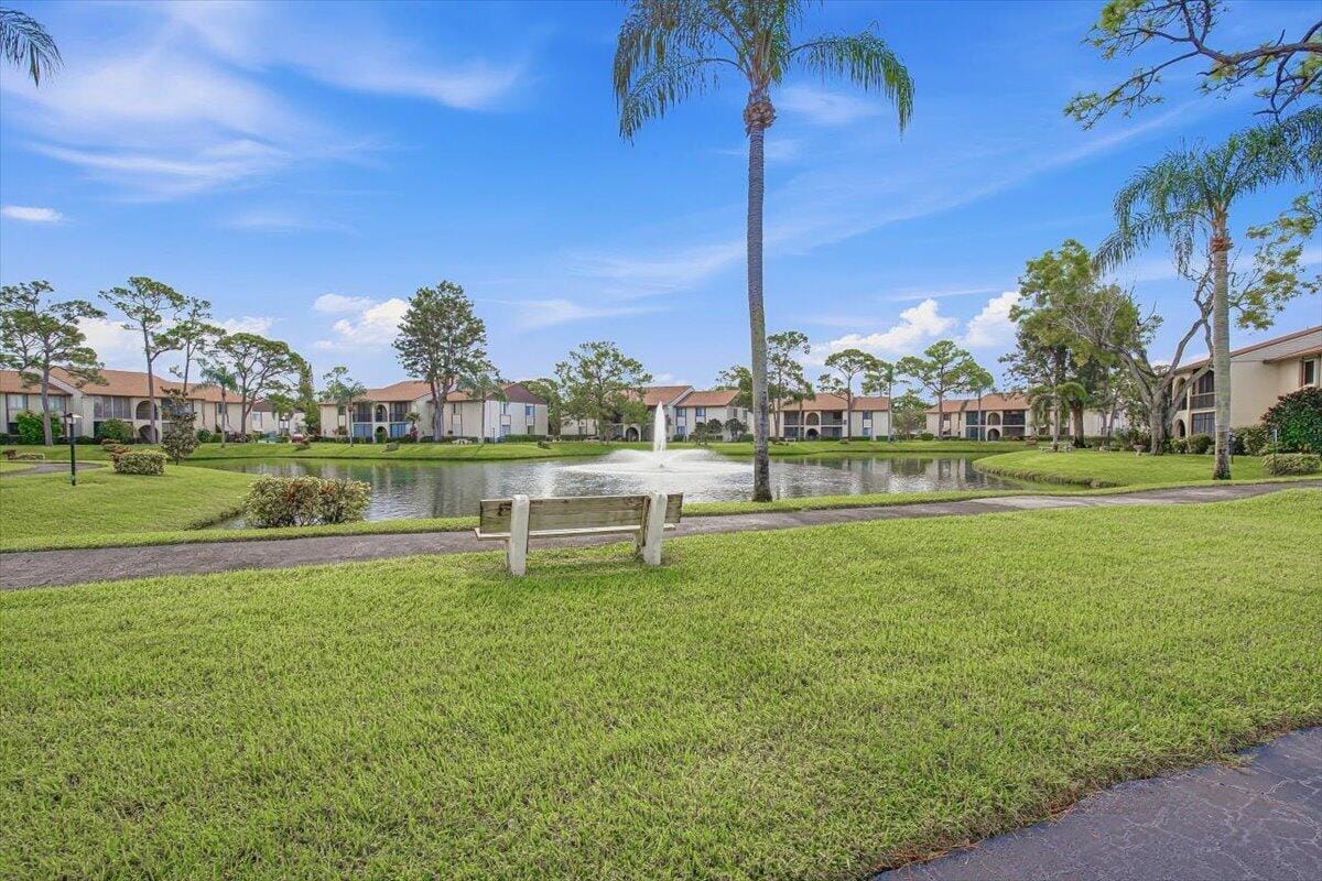 331 KNOTTY PINE Circle D-2, Greenacres, FL 33463 photo 4