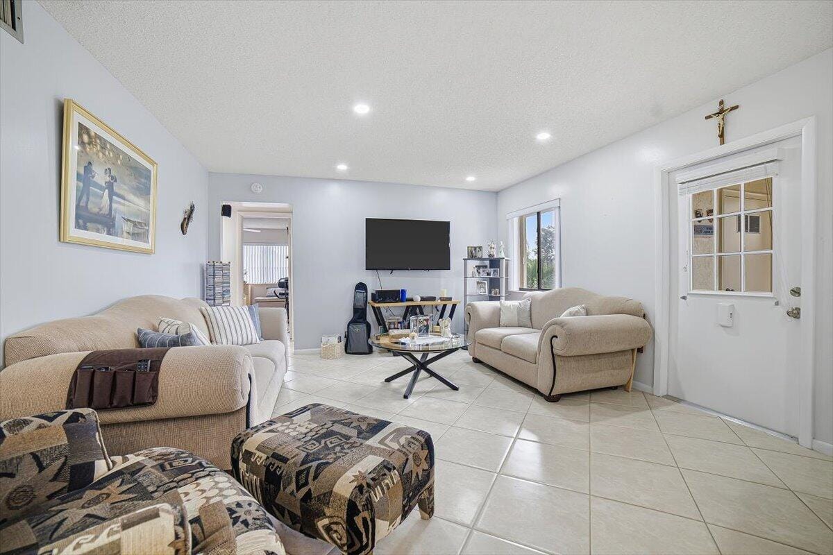 331 KNOTTY PINE Circle D-2, Greenacres, FL 33463 photo 6
