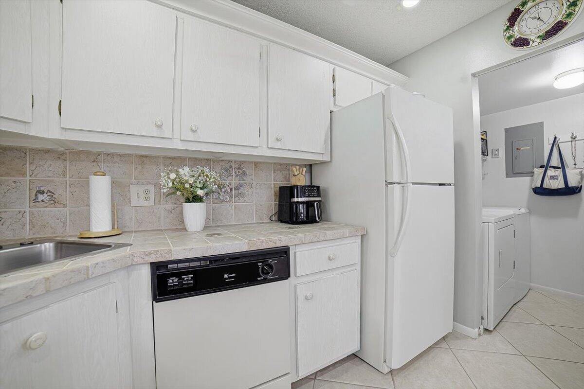 331 KNOTTY PINE Circle D-2, Greenacres, FL 33463 photo 9