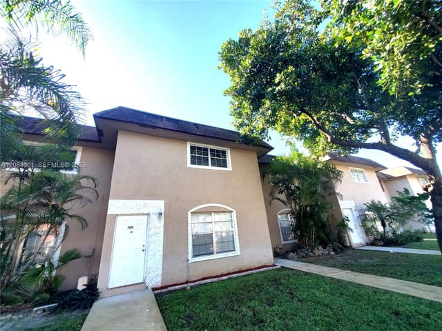 7926 Kimberly Boulevard 202, North Lauderdale, FL 33068