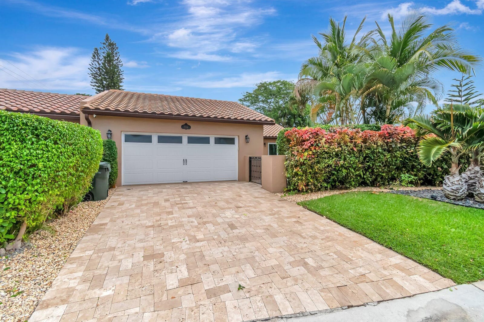 734 Camino Gardens Lane — photo 2