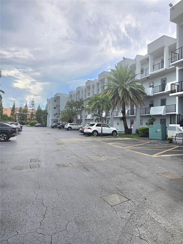 3000 E Sunrise Lakes Drive 108, Sunrise, FL 33322