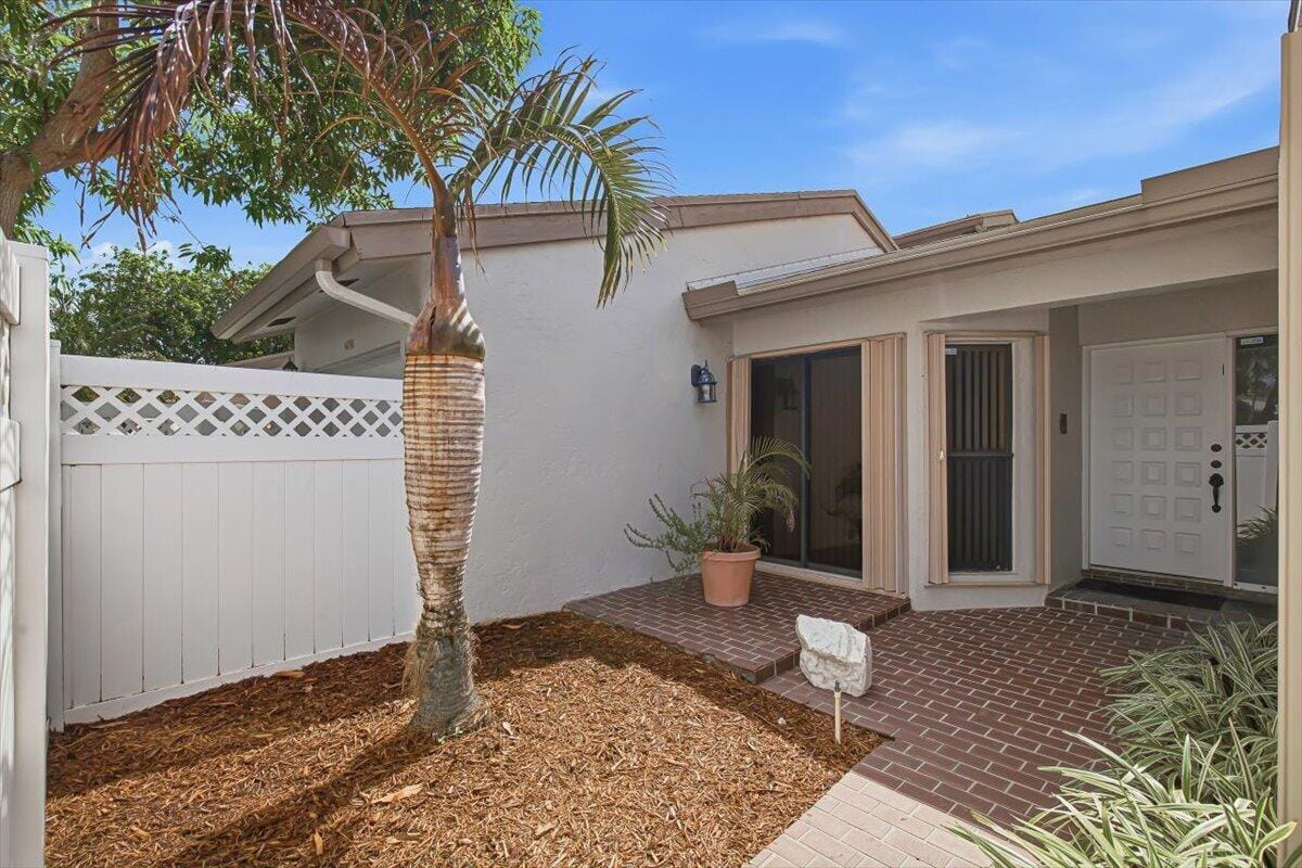 6676 Canary Palm Circle 19 — photo 5