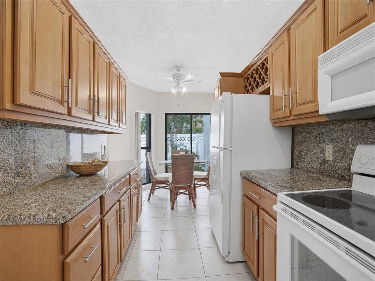6676 Canary Palm Circle 19 — photo 8