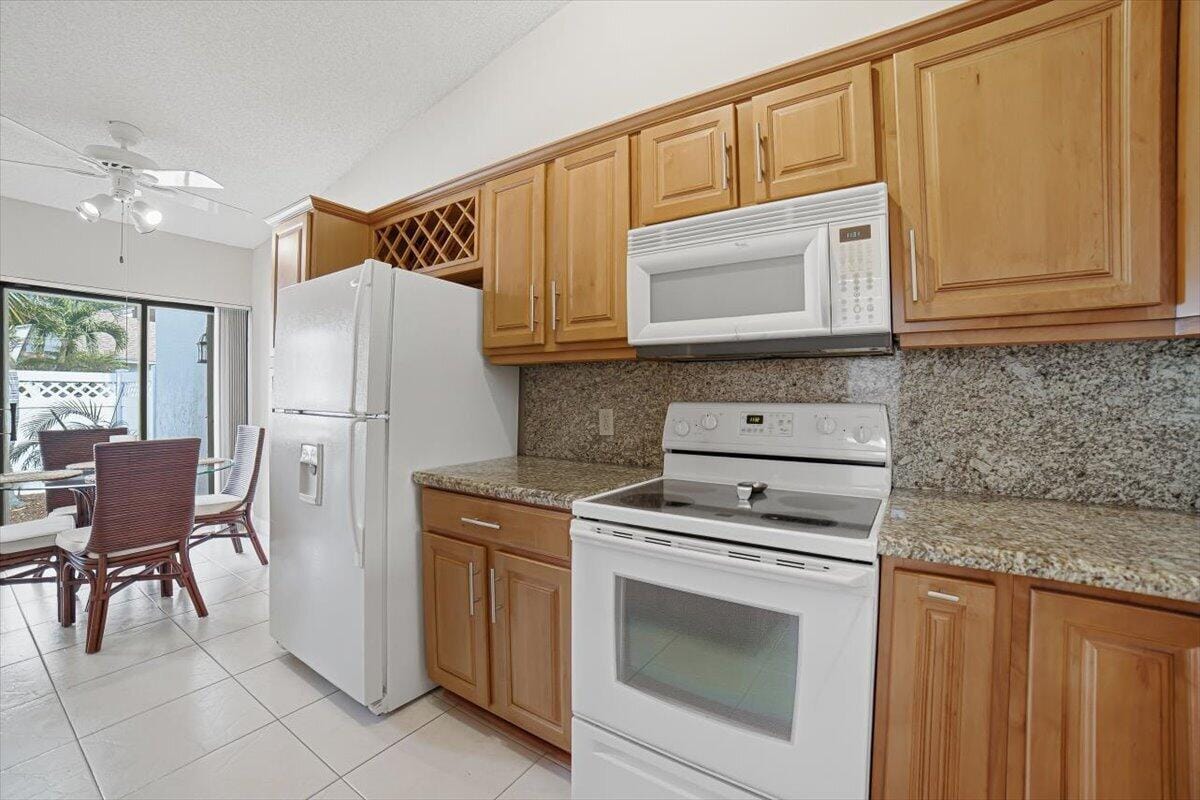 6676 Canary Palm Circle 19 — photo 9