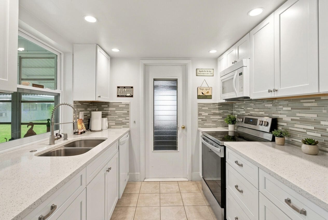 Pending home at 1100 Siesta Avenue, Boynton Beach, FL 33426