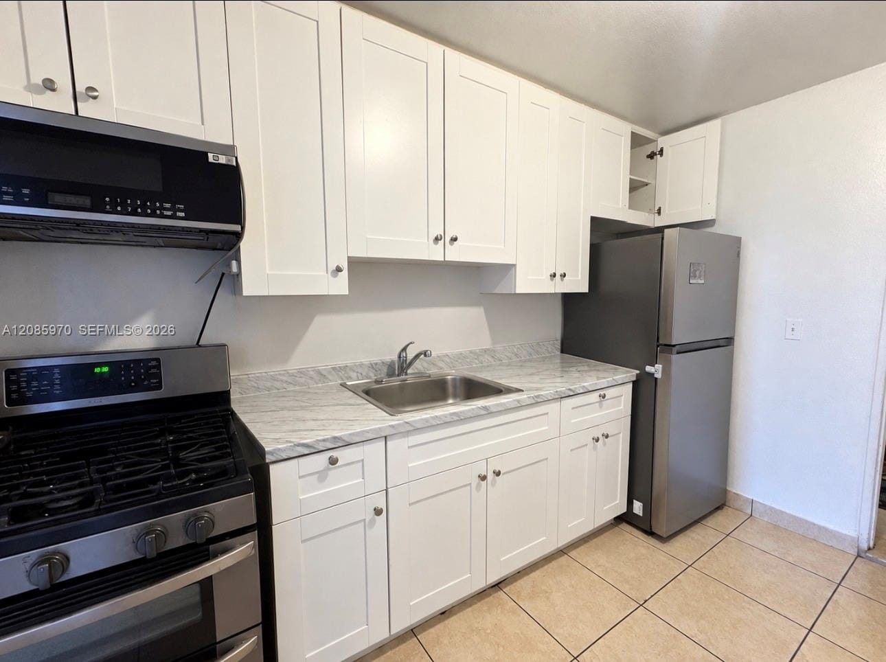 1010 E 8th Court — photo 2