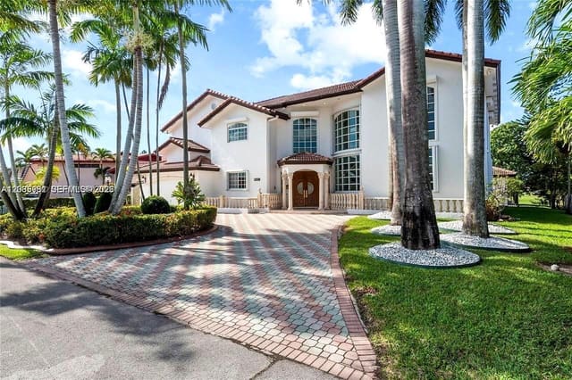 19420 W Saint Andrews Drive, Country Club Of Miami Est, Hialeah, FL