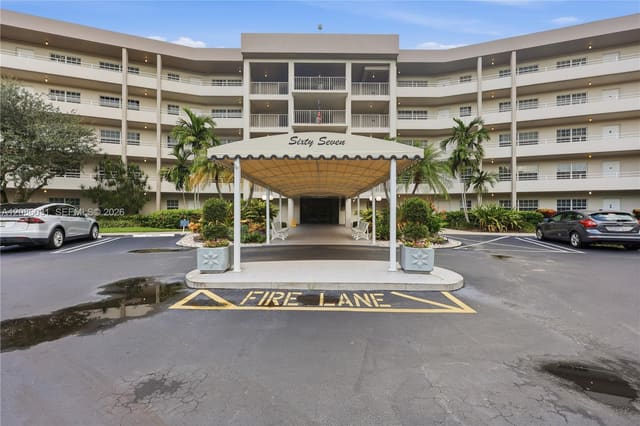 555 Oaks Lane 309, Pompano Beach, FL 33069